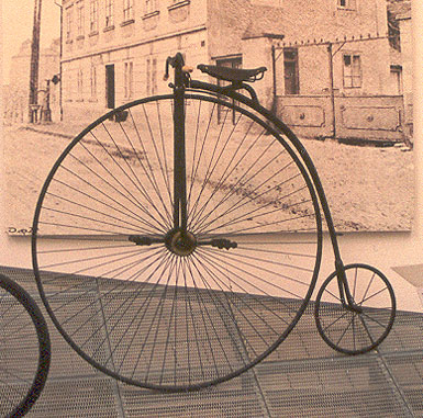 Велосипед «пенни-фартинг» в стиле XXIX века